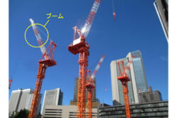 大型のタワークレーンを自動化。熟練者以外でも効率的な作業が実現