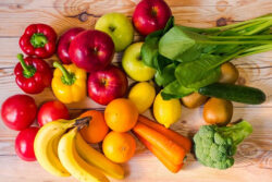 打ち合わせテーブルで野菜栽培？？