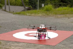 自律飛行ドローンによるお弁当配送実験に成功