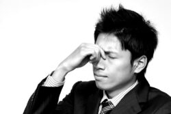 社員のまぶたを監視し起こす驚愕のシステム！？