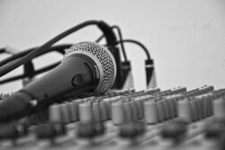 マスメディアの働き方改革。音声認識活用の自動文字起こし