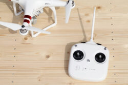 遠隔から操縦機で手動操作ができるケータイドローンシステム