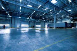 現場の資材搬送を自動化するロジスティクスシステム