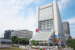 超高層ビル外壁をドローンで点検、全国初の実験