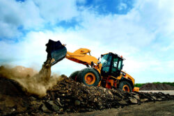 ホイールローダーの遠隔操作システム。進む無人化作業