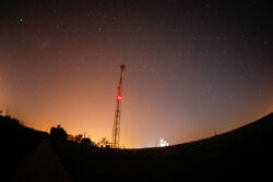 KDDI、高精度測位情報配信サービス提供に向けた業務提携