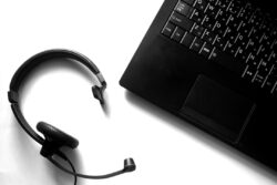 遠隔作業支援サービスに国産のARスマートグラスが対応