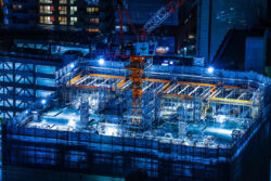 効率的荷揚げを実現する自昇降垂直運搬装置