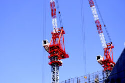 大阪～名古屋間の操作を実現。タワークレーンの遠隔操作システム