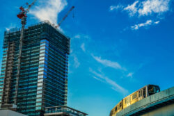 揚重と搬送作業をAGVで自動化し作業効率化