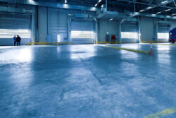 コンクリートへ浸透し塗り床材の剥離リスクを低減する新工法