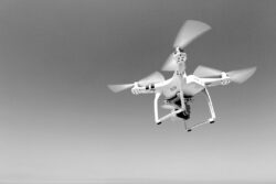 ARマーカーと複数の俯瞰カメラでドローンを制御できる技術