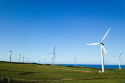 KDDI、ドローンでの風力発電設備の自動点検の有効性を実証