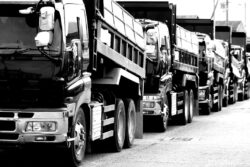 日野×大林組が大型ダンプの自動運転実証へ