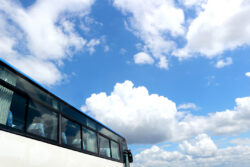 竹中とドコモがAIバスで建設業界のヒト・モノの移動を効率化