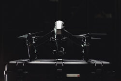 KDDIとパーソナルP&T、ドローンレベル４実現に向け運行管理機能の開発