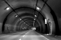 施工中トンネル内で高速通信環境を構築し、業務効率化を実現