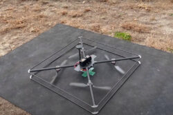 簡単にドローンのピンポイント着陸を実現する「ATランディングシステム」