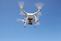 ドローンを用いた「空のメディア化」。実証実験が実施