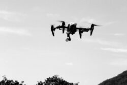 ドローン映像から人をAI検知しAR/MRに投影するシステム