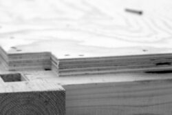 手作業の４倍の効率。木造床版工事を省力化するビス打ちロボット