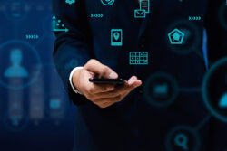 現場のテレワーク化。スマートフォンでの建機の遠隔操作に成功