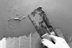 力触覚を伝送する技術で遠隔左官作業を実現