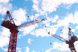 国内初。タワークレーンの遠隔操作システムが実現場に適用される