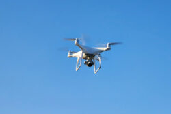 KDDI、複数ドローンの安全な同時飛行を実現する管制システム開発