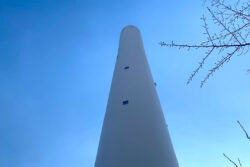 ドローン検査新時代、超広帯域レーダシステムで煙突壁表層の材料肉厚検査に成功