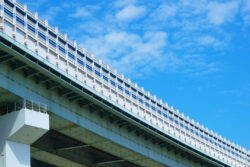 首都高技術とドコモ、大小2種のドローンで詳細な橋梁点検する手法確立