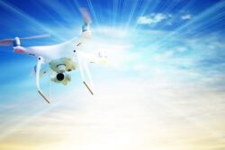 遠隔地からドローン操作、映像共有できる遠隔臨場ドローンシステム