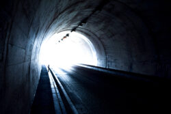 暗所で非GNSS環境下での自律飛行ドローンによる点検を鹿島が実用化