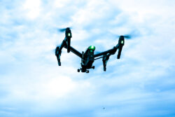 KDDIら、全国13地域計50機以上のドローンの自動飛行に成功