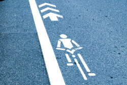 電動キックボードシェアのワイヤレス充電システム、大林組らが実証