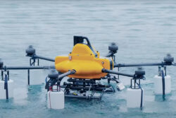 空と水の両方可能な水空合体ドローンが遠隔水中撮影成功