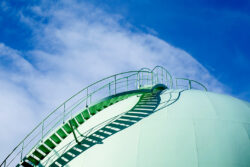 テラドローンが球体タンクの目視検査をマイクロドローンで効率化