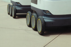 複数のロボットが自動巡回しデータ回収。自動点検ソリューション