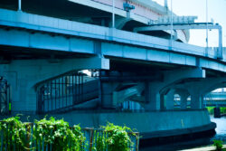 ドコモが自律飛行型ドローンでの橋梁点検の実証に成功