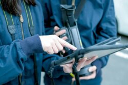 建築・土木構造物調査はタブレットひとつで完結。加速する現場のデジタル化技術「スマート検査報告書作成システムST」