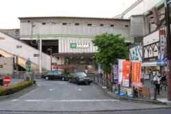 某小学校の折板屋根の塗装作業