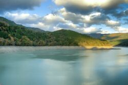 九州電力とオプティム、ドローン+AI解析でダムの点検業務コストを40%削減