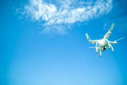 ドローン同士が通信。互いの位置を認識し自動追従飛行、自律接近回避を実現