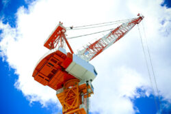 1部屋分をまるごと揚重して取り付ける、空飛ぶ工法「フライングボックス工法™」