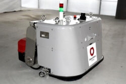 大和ハウス工業・大和リース・フジタ ✕ KYOSOテクノロジ<br>釘や粉じんなどを掃除する建設現場向けの自走ロボットを開発。