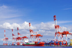 ゼンリンデータコム✕三井E&Sマシナリー<br> 大分県大分港にて自動飛行・撮影ドローンによる遠隔間接目視点検技術を確立。