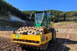 熊谷組✕Catterpillar<br>自動転圧作業アシスト技術を活用した振動ローラの実証実験を実施。
