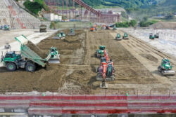 鹿島建設<br>業界初!!光ファイバでダム堤体コンクリートのひずみ挙動検知。