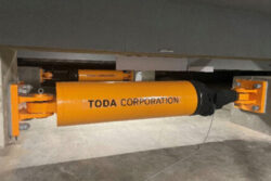 戸田建設<br>「セミアクティブオイルダンパー」で高性能の免振建物を実現。