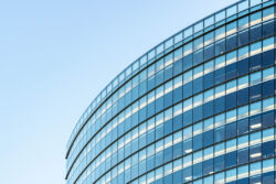 大成建設<br>高断熱窓システムと薄型放射空調ダクトでZEB化を実現。